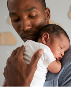 Padre afroamericano con un recién nacido