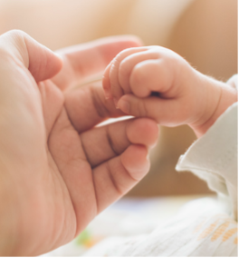 Foto de la mano del bebé agarrando los dedos de la madre